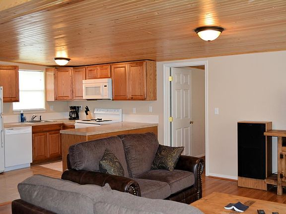 3rd image of 1415 Bee Ln