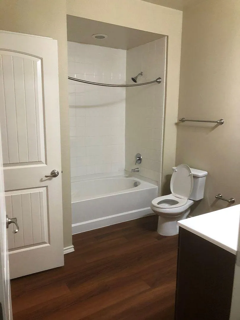 Santa Anna Apartments — Photo 4