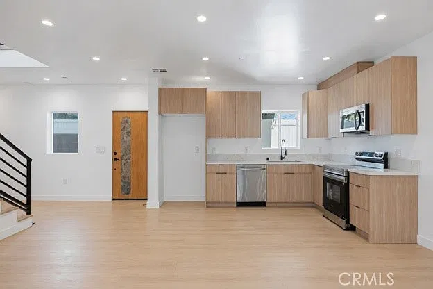 3 bed, 1200 sqft, $4,495 — Photo 2