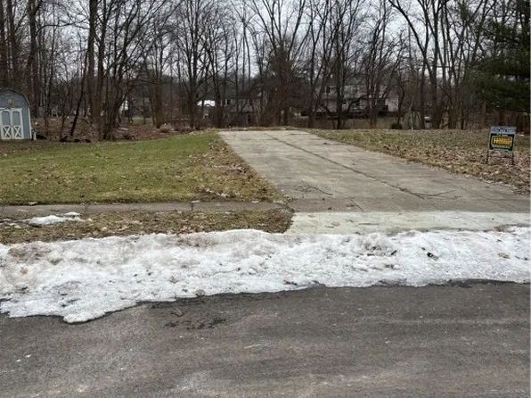 8631 Lawton Dr, Macedonia, OH 44056