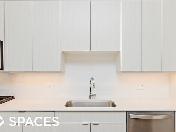 2nd image of 4555 N Ravenswood Ave #203