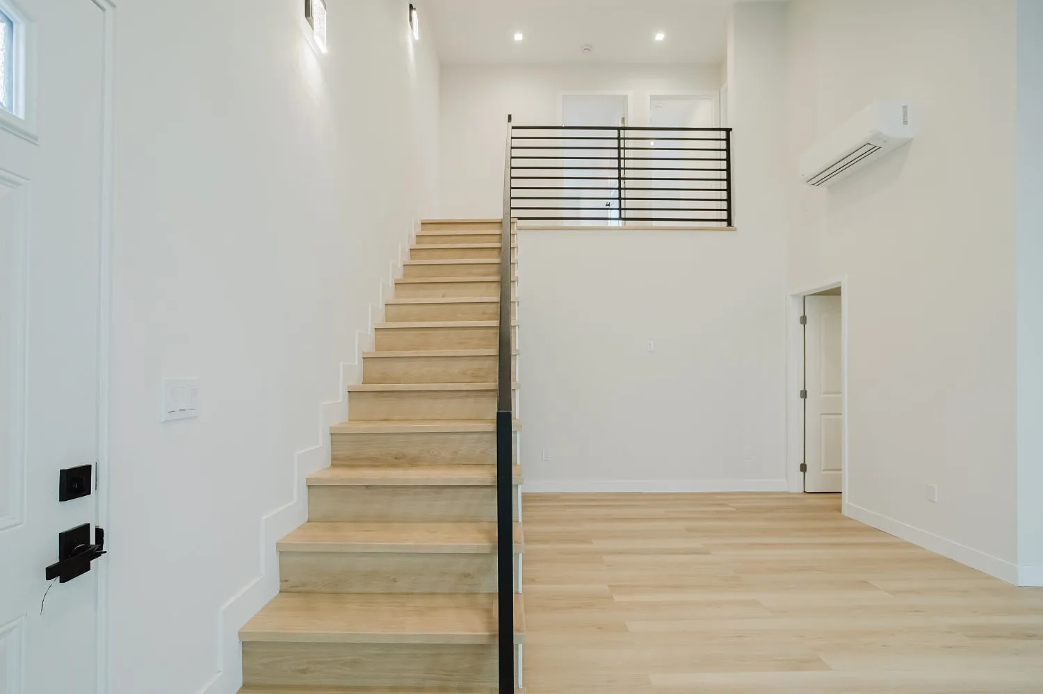 2 bed, 800 sqft, $2,700 — Photo 2