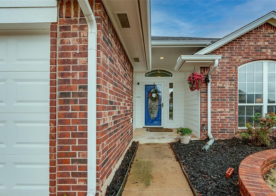 1st image of 913 Renita Way