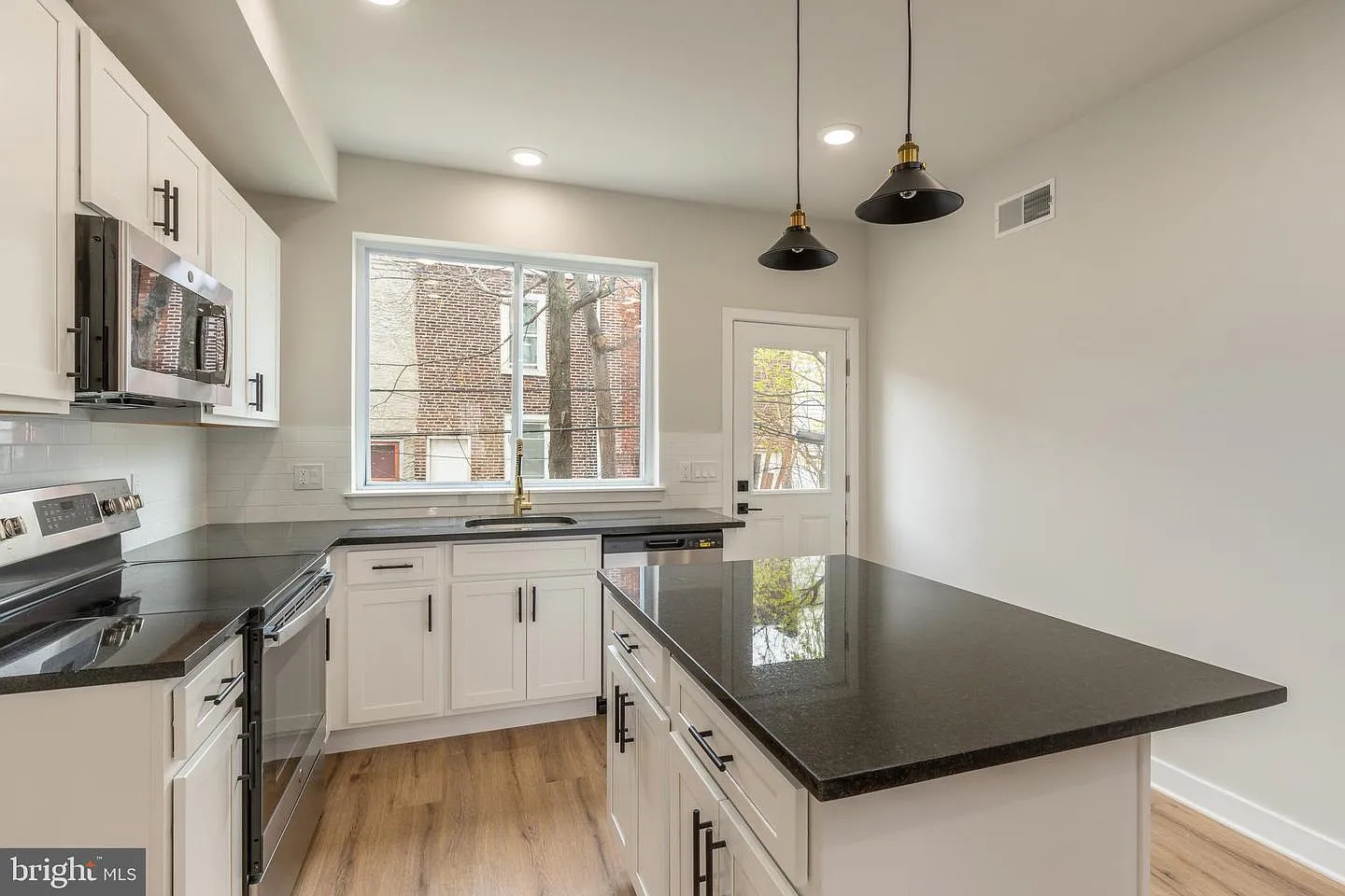 4 bed, 2100 sqft, $2,225 — Photo 1