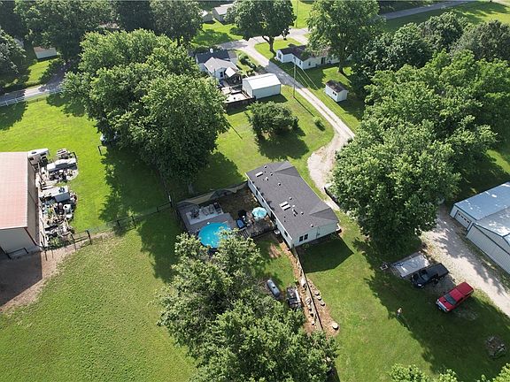 4th image of 7646 Hendricks Ln