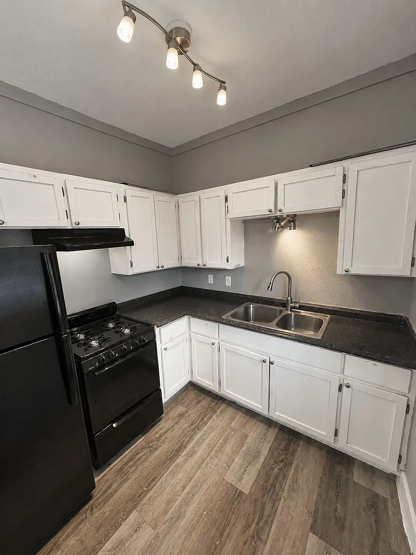 Charming One Bedroom Home In Prospect Hill — Photo 2