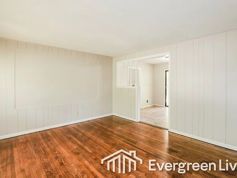 9512 Bennington Ave — Photo 5