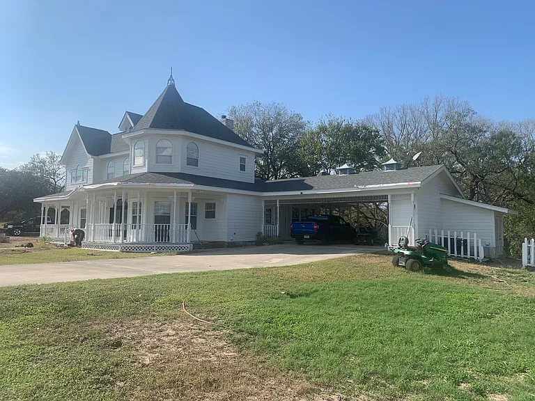 4311 FM 466 — Photo 3