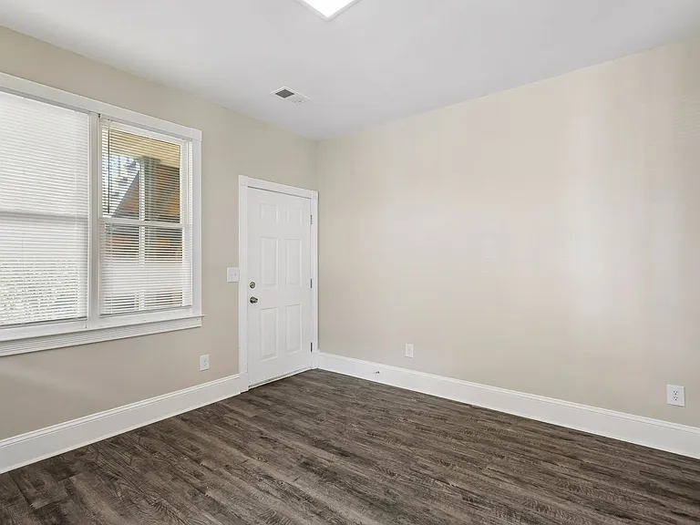 Victorian Village Apartments — Photo 38