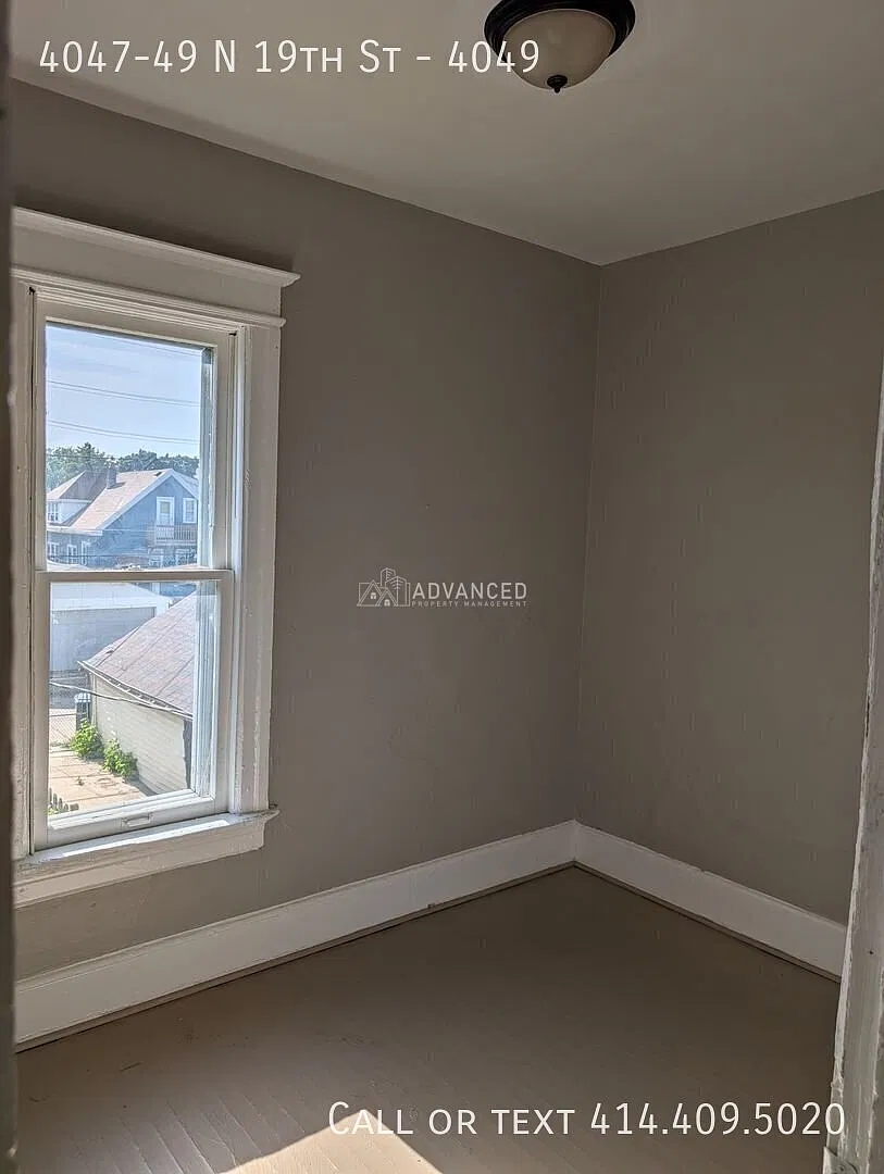 2 bedroom 1 bathroom upper unit of a duplex. — Photo 3