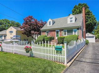 16 Victory Ct, Norwalk, CT 06855