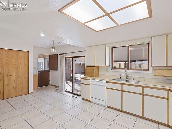 3rd image of 718 Querida Dr