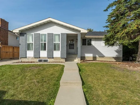 208 S Woodpark Pl SW, Calgary, AB T2W 2S5
