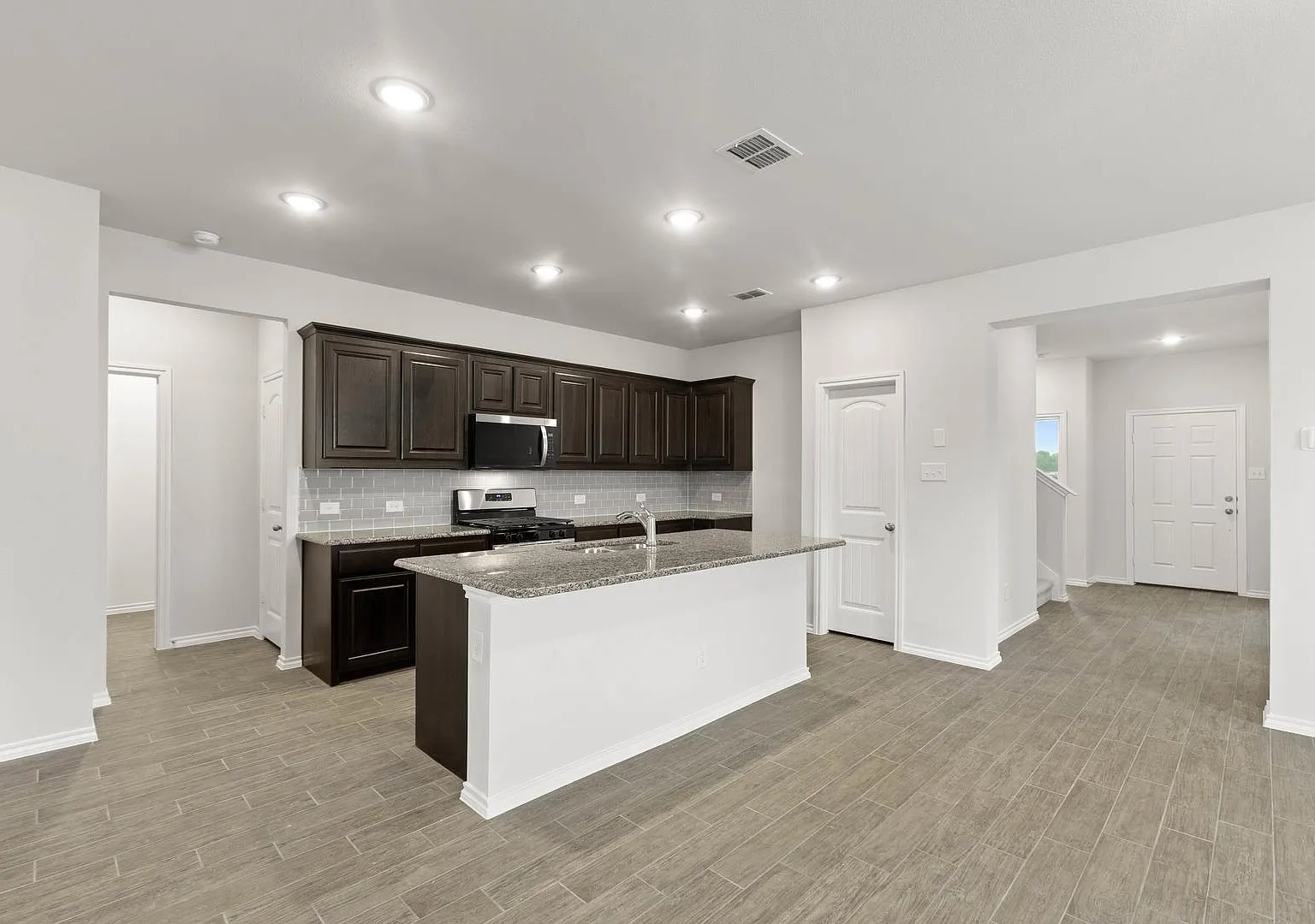 3 bed, 2817 sqft, $3,200 — Photo 2
