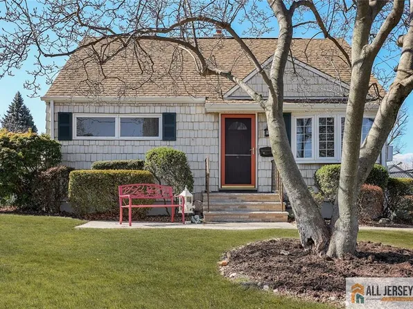 4 Jones Pl, Edison, NJ 08817