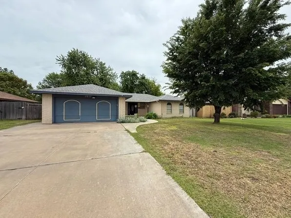2837 Sunnybrook Ln, Enid, OK 73703