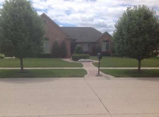 16322 Bishopsgate Dr, Macomb, MI 48044