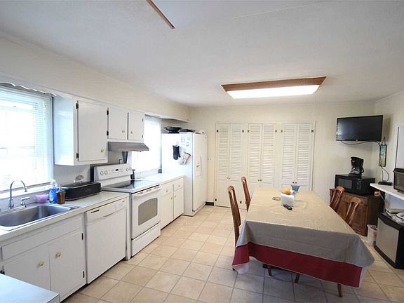 4th image of 98 Willets Dr