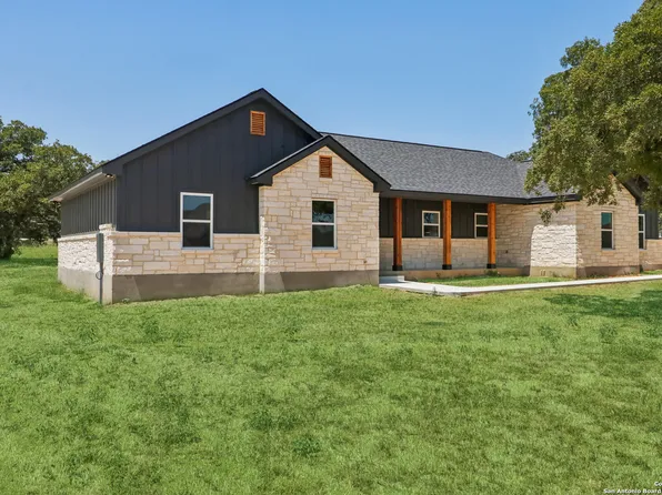 105 SETTLEMENT DR, La Vernia, TX 78121