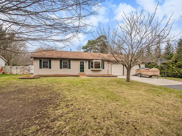 14135 Luckett Ln, Grand Haven, MI 49417