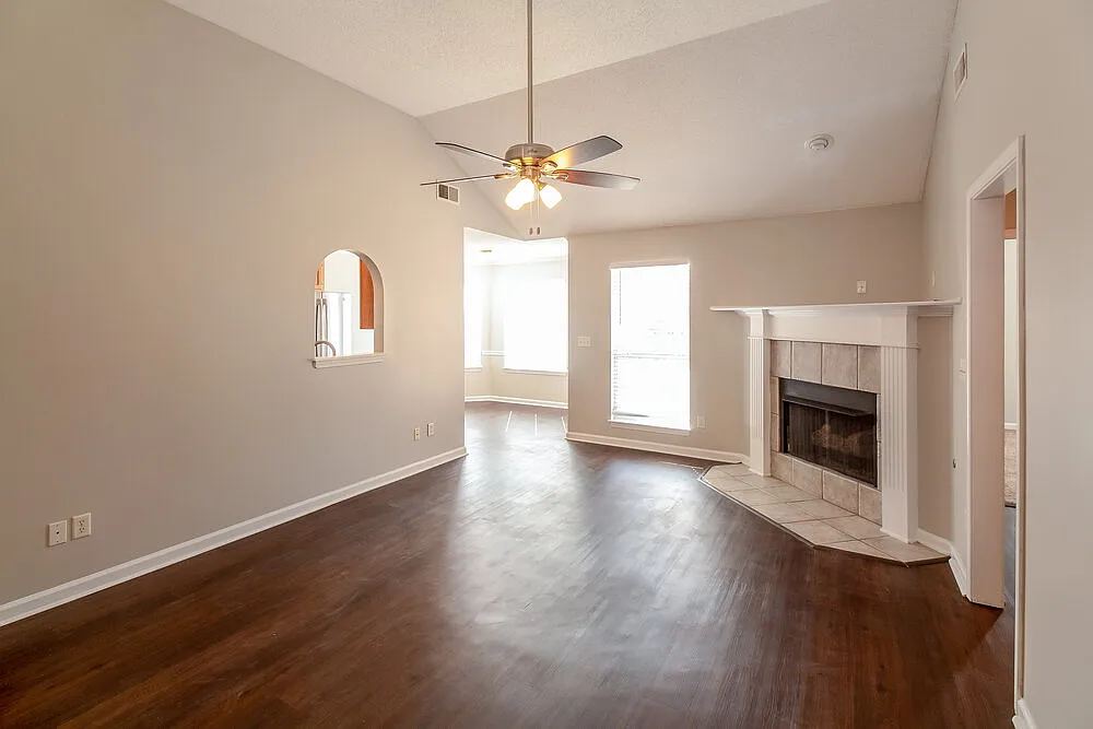 3 bed, 2.0 bath, 1297 sqft, $1,680 — Photo 2
