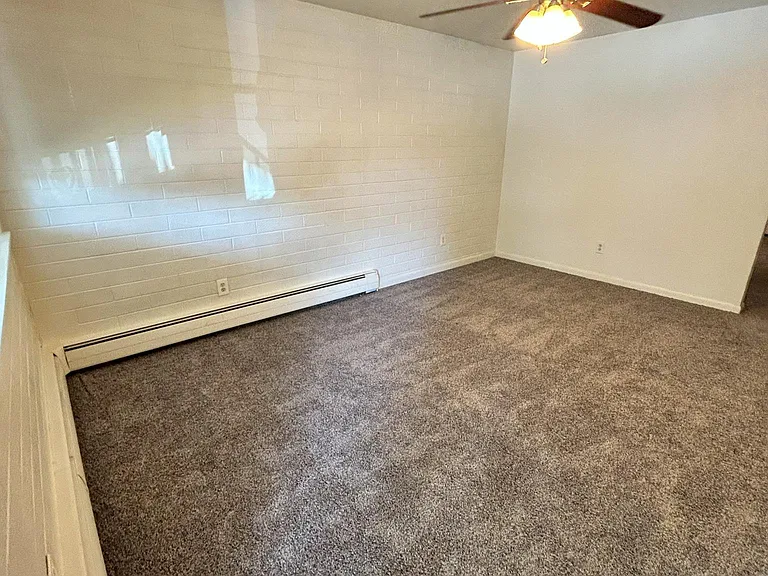702 E Myrtle St — Photo 3