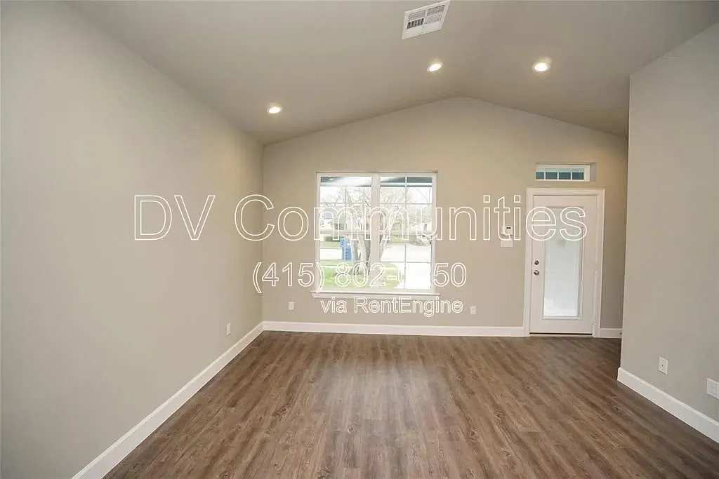 3 bed, 2.0 bath, 1400 sqft, $1,500 — Photo 3