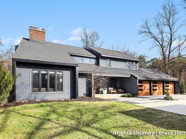 400 Greentree Ln NE, Ada, MI 49301