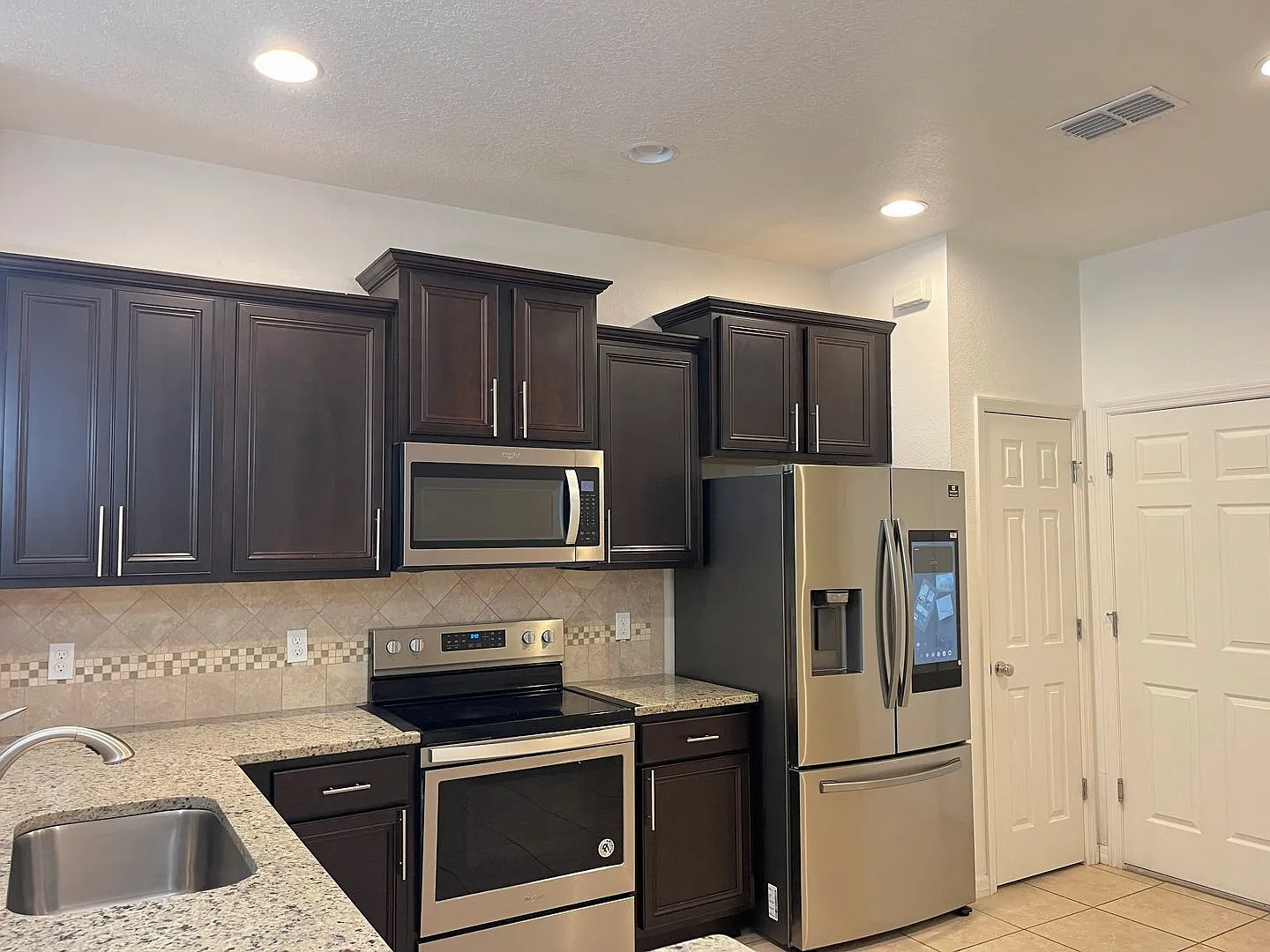 3 bed, 2.0 bath, 1708 sqft, $2,299 — Photo 4