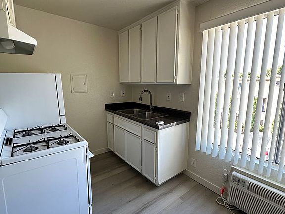 3rd image of 11434 Calvert St APT 25
