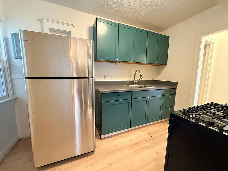 932 S Berendo St — Photo 10