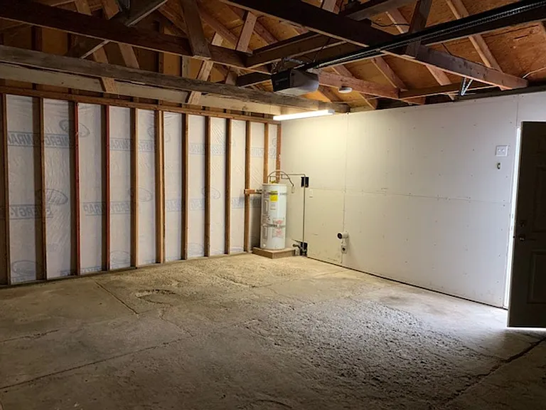 1745 Pleasant St — Photo 16