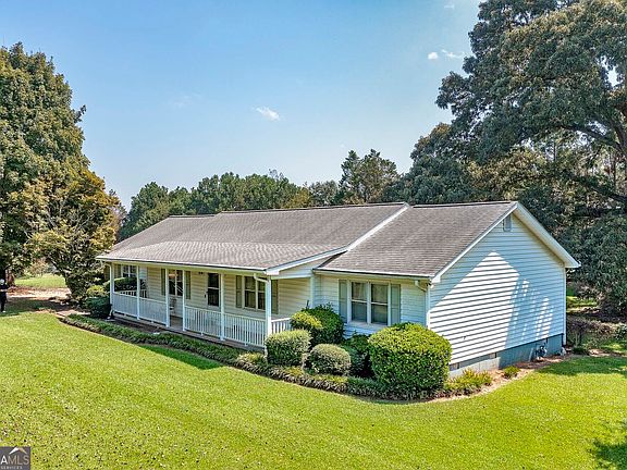 2nd image of 425 Kelly Rd