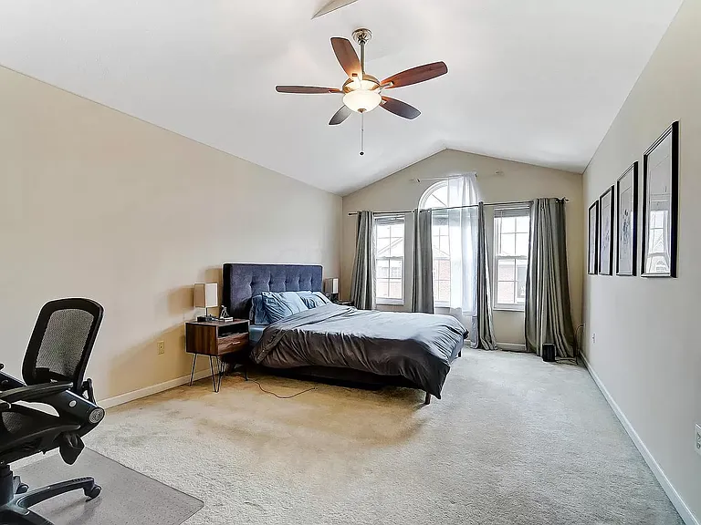 728 Spring Valley Dr — Photo 7