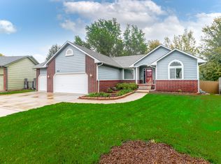 8618 W Oak Ridge Cir, Wichita, KS 67205