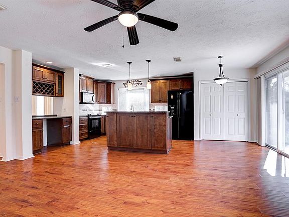 3rd image of 15130 Farndale Dr