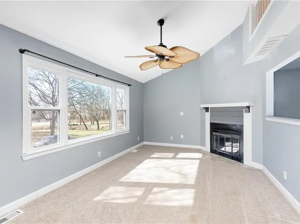 10142 Steele Rd, Edwardsville, KS 66111