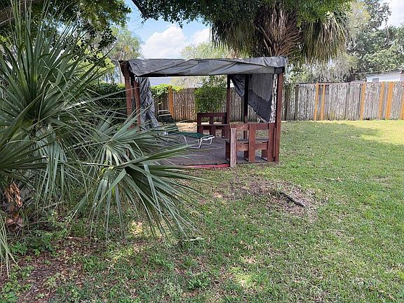 4th image of 418 Poinciana Cir