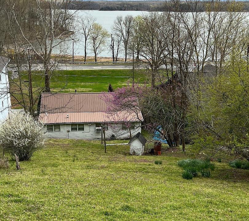 2nd image of 706 Holly Ln