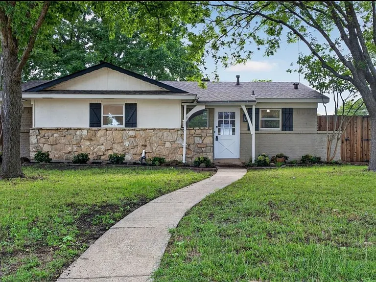 Debbie Dr — Photo 1
