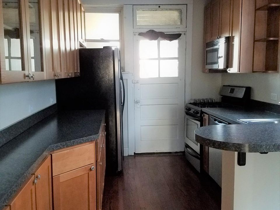 1st image of 3332 N Claremont Ave #1
