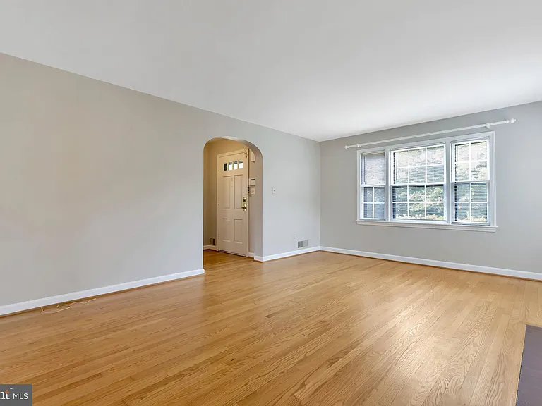 970 N Quintana St — Photo 4