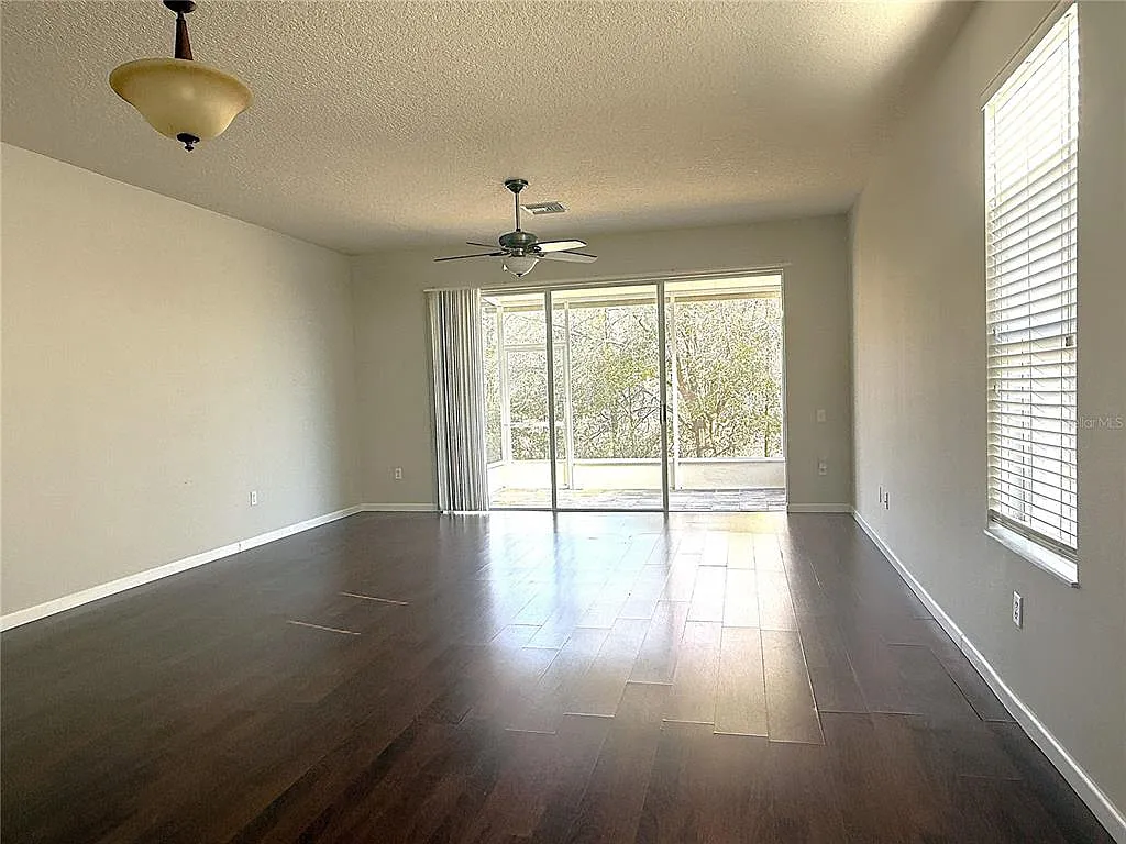 3 bed, 2.5 bath, 1545 sqft, $2,100 — Photo 3