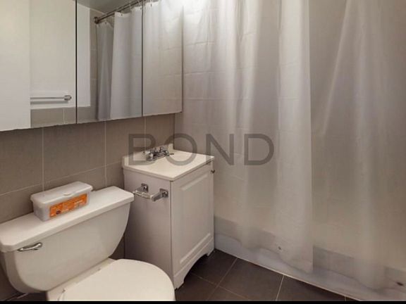 5th image of 402 E 83rd St #D5
