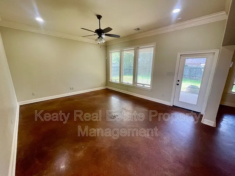 3 bed, 2.0 bath, $2,050 — Photo 2