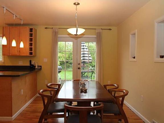 Dining links to deck