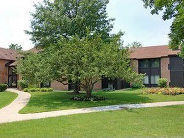 740 Saint Andrews Ln APT 33, Crystal Lake, IL 60014
