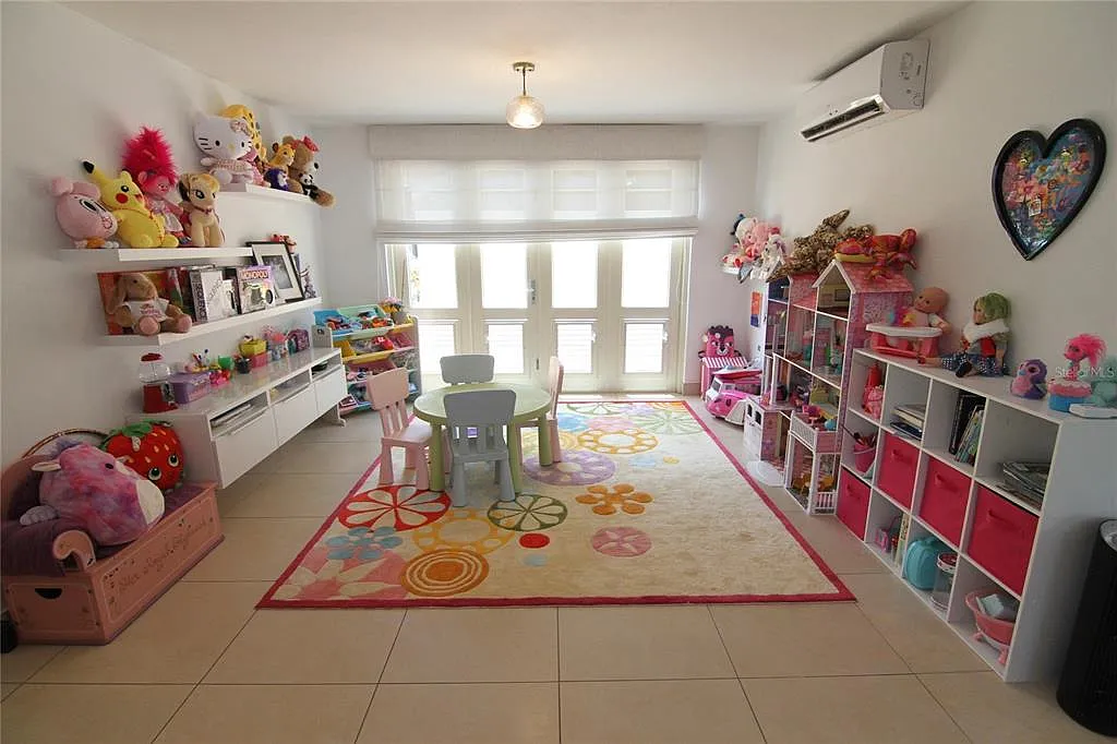3 bed, 3.5 bath, 3200 sqft, $8,500 — Photo 3