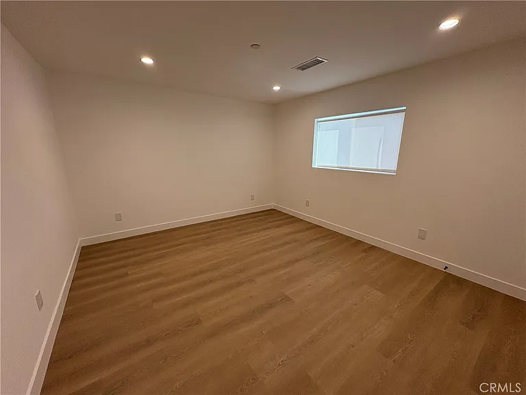 14165 Calvert St — Photo 5