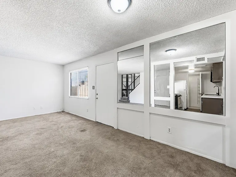 6705 W Devonshire Ave — Photo 7